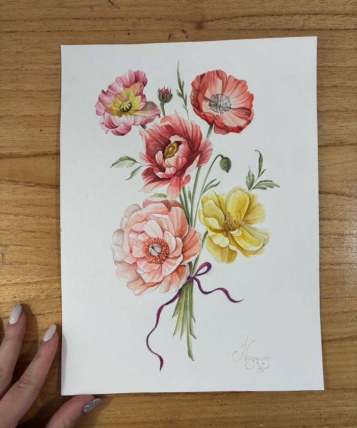 Acuarela de un ramo de amapolas y peonías en tonos rosa, coral y amarillo, sostenida en la mano