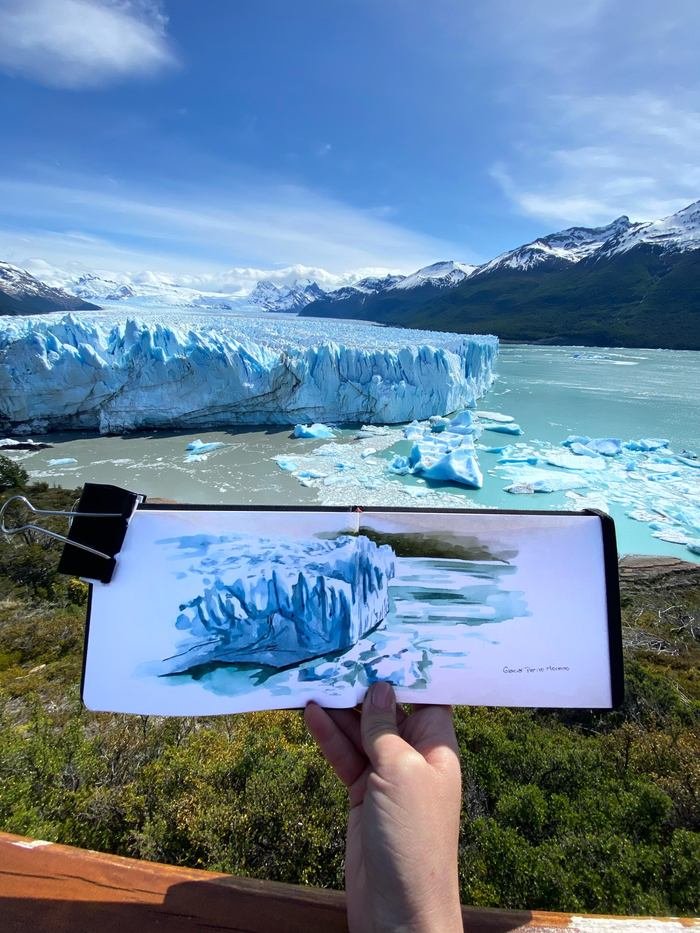 Sketchbook con el Glaciar Perito Moreno en acuarela, sostenido frente al glaciar y los témpanos