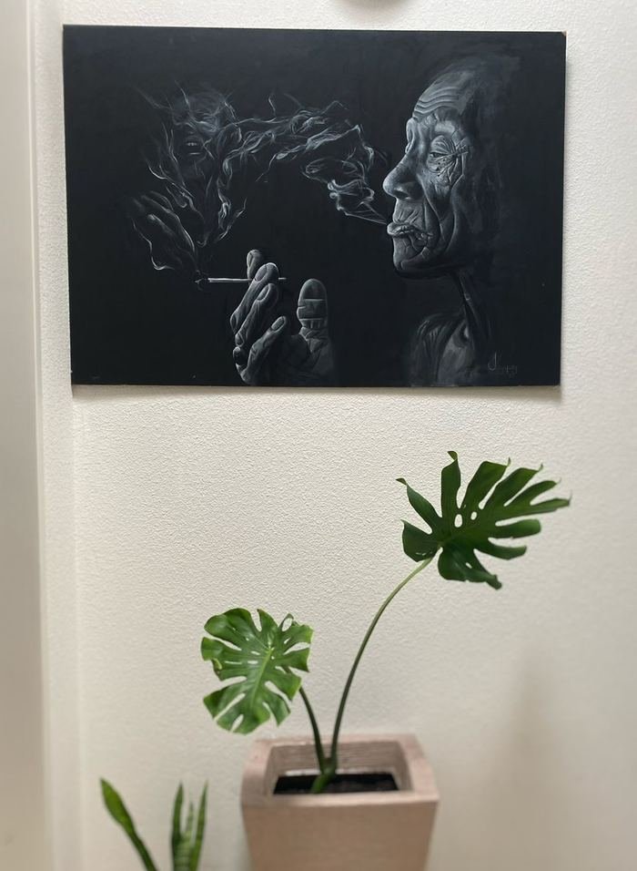 Retrato al óleo en blanco y negro de una persona mayor fumando