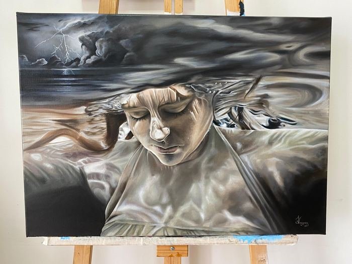 Óleo de una mujer flotando en el agua bajo un cielo de tormenta
