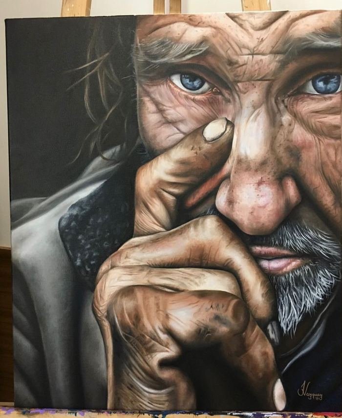 Óleo de un hombre de ojos celestes con las manos cruzadas