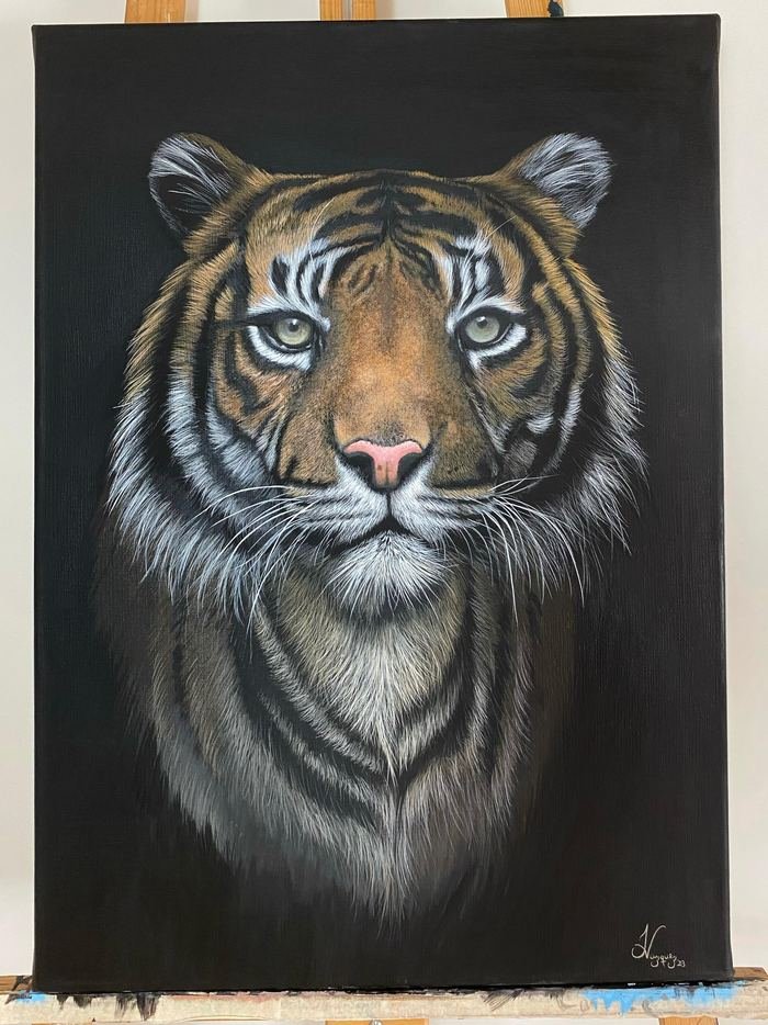 Acrílico de un tigre de bengala de frente, sobre fondo oscuro